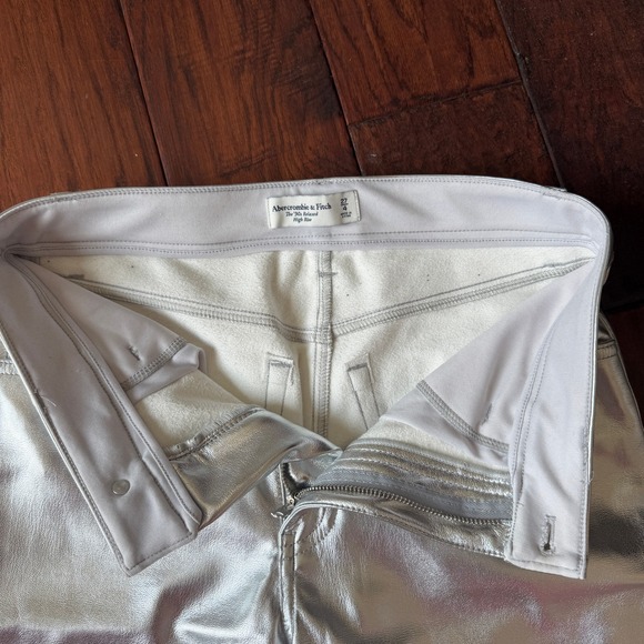 Abercrombie & Fitch 27/4 Silver Vegan Leather 90s Relaxed High Rise Pants - Picture 4 of 8